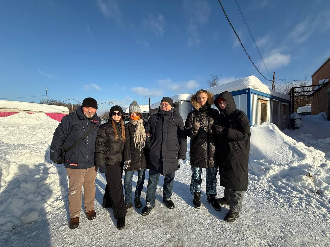 Группа сотрудников МТС Банка у вагончика приюта зимой